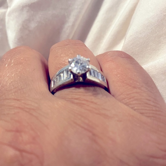 Sensational triple A quality cubic zirconia solitaire ring size 8 - Picture 2 of 6